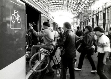 HUA-171211-Afbeelding van het vervoer van fietsen per trein met een speciaal fietsrijtuig type Df van de N.S. te Haarlem