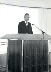 HUA-171163-Afbeelding van president directeur ir J Lohmann van de NS tijdens zijn toespraak op de bijeenkomst in de kantine van de Koninklijke Nederlandse Gist e