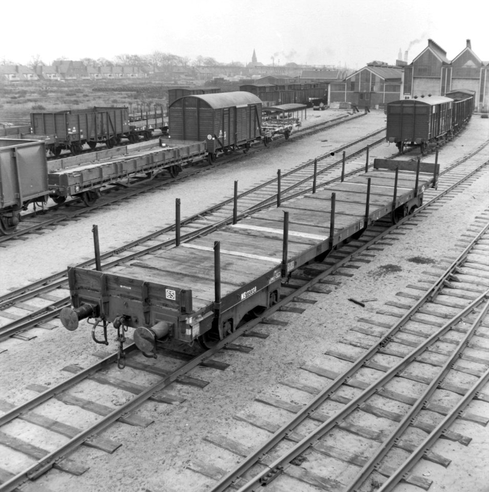 HUA-167465-Afbeelding van de 4-assige rongenwagen NS 173 338 van de N.S. op het terrein van de wagenwerkplaats van de N.S. te Amersfoort