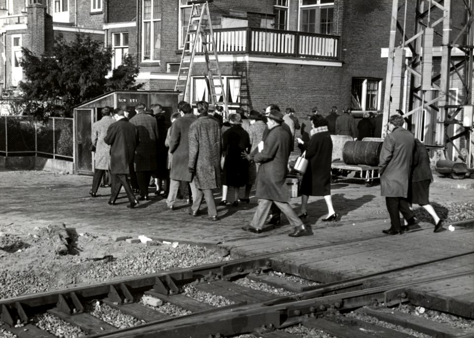 HUA-169225-Afbeelding van bezoekers van de Jaarbeurs te Utrecht die via een tijdelijke uitgang aan de westzijde het station via het dienstoverpad verlaten
