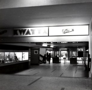 HUA-169219-Interieur van het N.S.-station Tilburg te Tilburg- perrontunnel, met op de achtergrond de uitgang