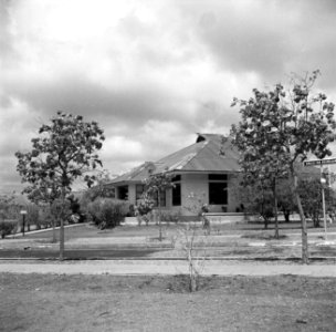 Huis in de wijk Rio Canario bij de olieraffinaderij van de CPIM op de Isla op Cu, Bestanddeelnr 252-7759