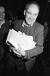 Hugo Brandt Corstius krijgt Busken Huet prijs van voorzitter Amsterdams fonds vo, Bestanddeelnr 933-2441