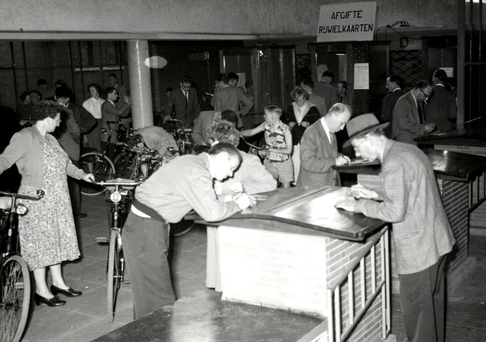HUA-171195-Afbeelding van het inschrijven van rijwielen voor verzending op het N.S.-station Amsterdam Amstel te Amsterdam