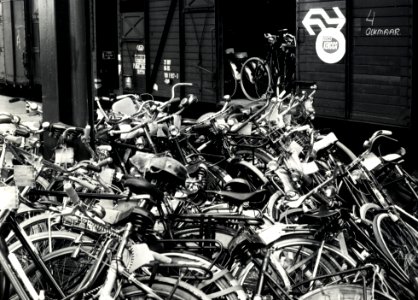 HUA-171208-Afbeelding van voor verzending per trein gereedstaande fietsen op het perron van het N.S.-station Amsterdam Amstel te Amsterdam