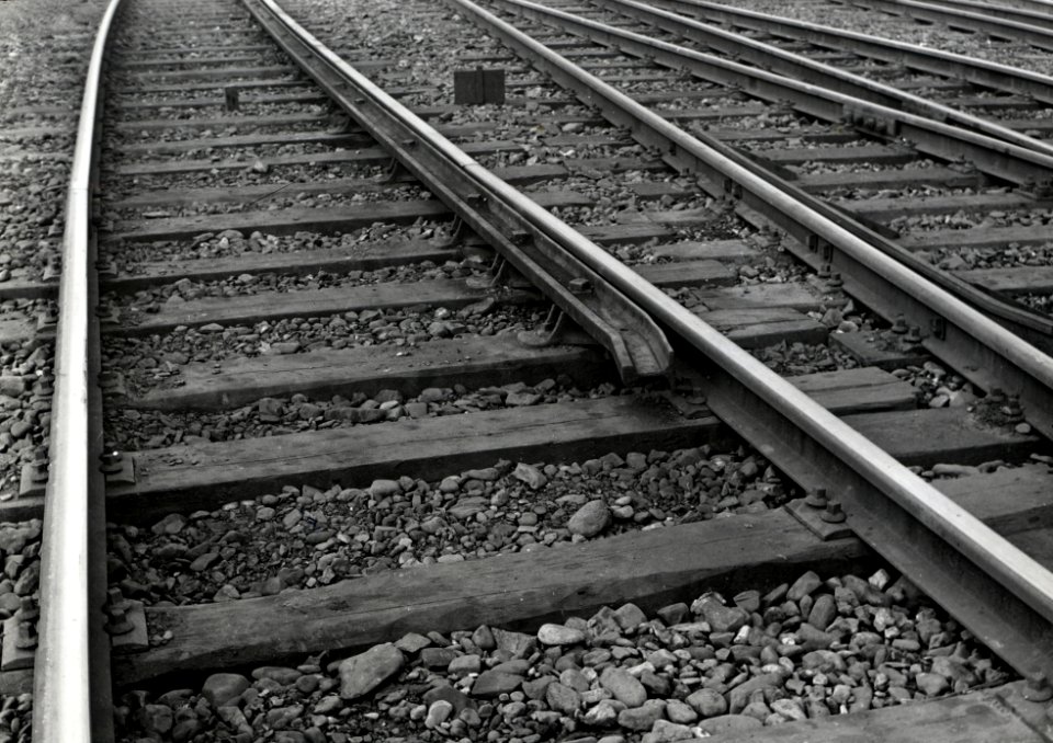 HUA-168916-Afbeelding van een liggende strijkspoorstaaf aan de binnenzijde van een boog op een emplacement te Amsterdam