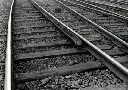 HUA-168916-Afbeelding van een liggende strijkspoorstaaf aan de binnenzijde van een boog op een emplacement te Amsterdam