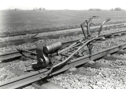 HUA-169000-Afbeelding van een houtboormachine type "Matisa" tijdens onderhoudswerkzaamheden aan de spoorlijn bij Sneek