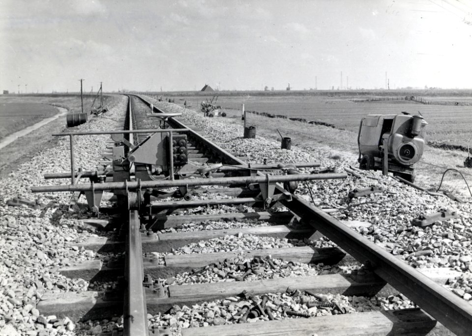 HUA-168997-Afbeelding van een beddingfreesmachine type "Knoevenagel" tijdens onderhoudswerkzaamheden aan de spoorlijn tussen Deinum en Leeuwarden