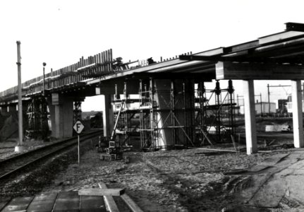 HUA-169151-Gezicht op de in aanbouw zijnde fly-over aan de noordzijde van het N.S.-station Utrecht C.S. te Utrecht
