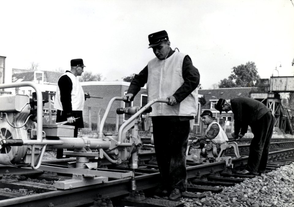 HUA-169019-Afbeelding van enkele wegwerkers van de N.S. tijdens werkzaamheden aan de spoorlijn bij Utrecht Maliebaan