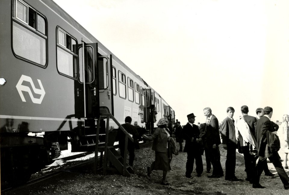 HUA-168848-Afbeelding van de extra trein voor de Chemische Kring naar de Europoort te Rotterdam