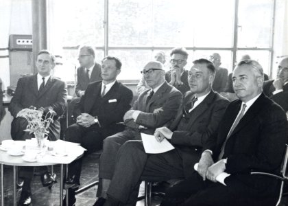 HUA-171159-Afbeelding van de bijeenkomst voor genodigden in de kantine van de Koninklijke Nederlandse Gist- en Spiritusfabriek N.V. te Delft ter gelegenheid van de feestelijke opening van het spoorviaduct door d