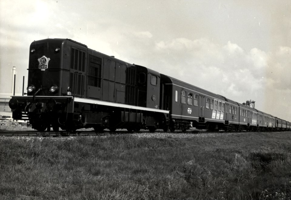 HUA-168844-Afbeelding van de extra trein voor de Chemische Kring naar de Europoort te Rotterdam