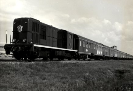 HUA-168844-Afbeelding van de extra trein voor de Chemische Kring naar de Europoort te Rotterdam