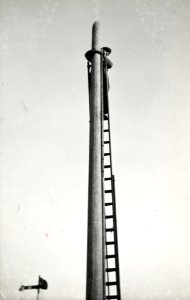 HUA-168861-Afbeelding van het plaatsen van betonnen bovenleidingsmasten ten behoeve van de electrificatie van de spoorlijn Breda Tilburg