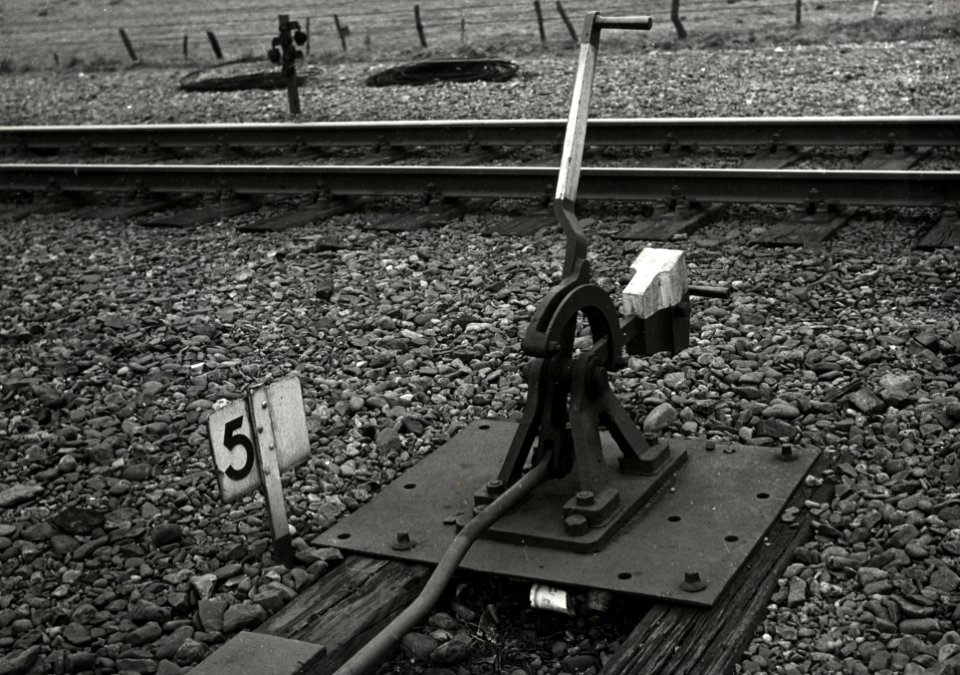 HUA-168876-Afbeelding van de omzetstoel van een handwissel van de NS te Koekange