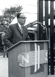 HUA-171177-Afbeelding van mr. W.J. Uhlenbeck, chef van het exploitatiedistrict Noord-West van de N.S., tijdens zijn toespraak bij opening van het N.S.-station Bussum Zuid te Bussum ("parkeerhalte")