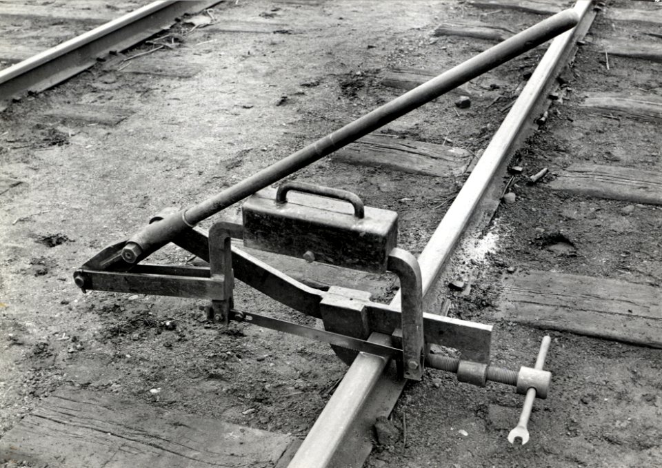 HUA-168982-Afbeelding van een spoorstaafzaagmachine van de NS