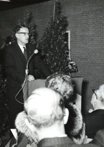 HUA-171128-Afbeelding van architect ir. K. van der Gaast van de N.S. tijdens zijn toespraak bij de opening van het nieuwe N.S.-station Driebergen-Zeist te Driebergen-Rijsenburg