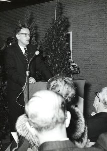 HUA-171128-Afbeelding van architect ir. K. van der Gaast van de N.S. tijdens zijn toespraak bij de opening van het nieuwe N.S.-station Driebergen-Zeist te Driebergen-Rijsenburg photo