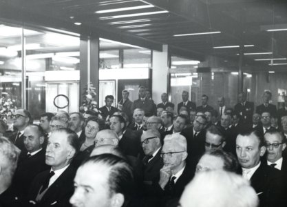 HUA-171124-Afbeelding van de aanwezigen tijdens de opening van het nieuwe N.S.-station Driebergen-Zeist te Driebergen-Rijsenburg
