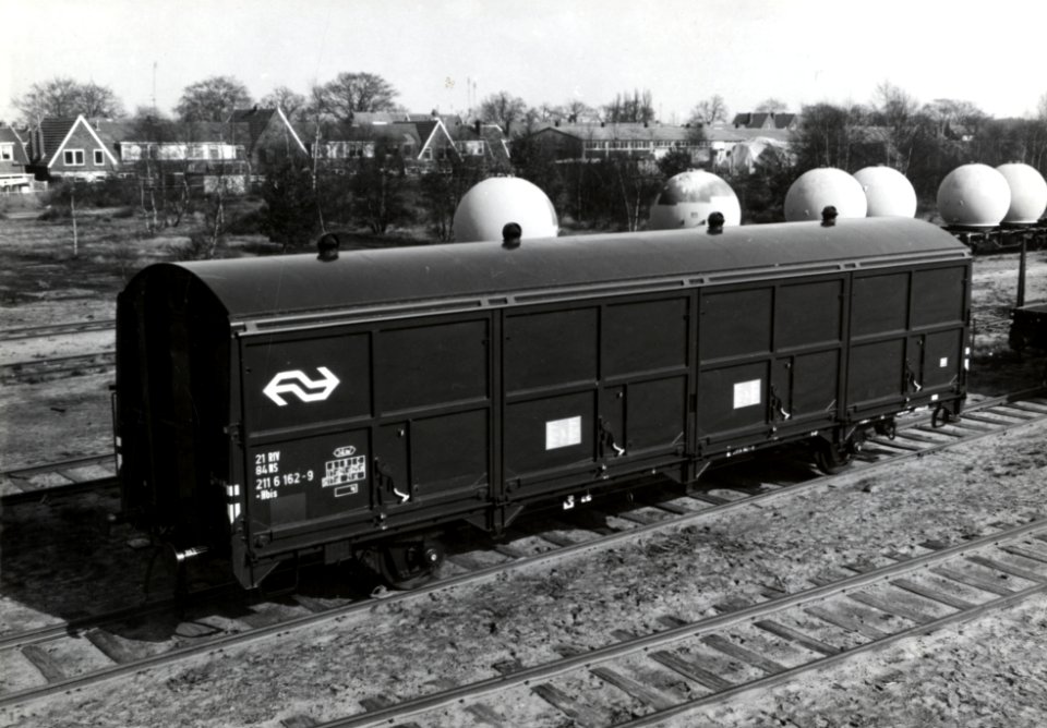 HUA-169854-Afbeelding van de gesloten goederenwagen (schuifwandwagen) nr. 21 84 211 6 162-9 (type Hbis van de N.S. op het terrein van de hoofdwerkplaats te Amersfoort
