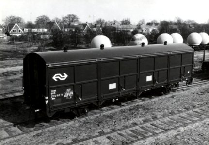 HUA-169854-Afbeelding van de gesloten goederenwagen (schuifwandwagen) nr. 21 84 211 6 162-9 (type Hbis van de N.S. op het terrein van de hoofdwerkplaats te Amersfoort