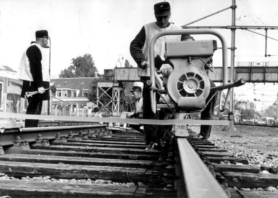 HUA-169009-Afbeelding van enkele wegwerkers van de N.S. tijdens werkzaamheden aan de spoorlijn bij Utrecht Maliebaan