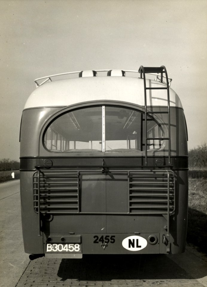 HUA-168863-Afbeelding van de achterzijde van de Scania-Verheul autobus nr. 2455 van de N.O.F (Noord-Oost Friesche Autobusvereniging), mogelijk te Utrecht