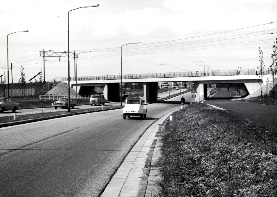 HUA-169140-Gezicht op het spoorviaduct in de spoorlijn Haarlem-Uitgeest over de Westelijke Randweg te Overveen