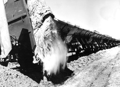 HUA-171012-Afbeelding van het storten van per trein aangevoerd zand bijTer Heijde ten behoeve van de versterking van de zeewering