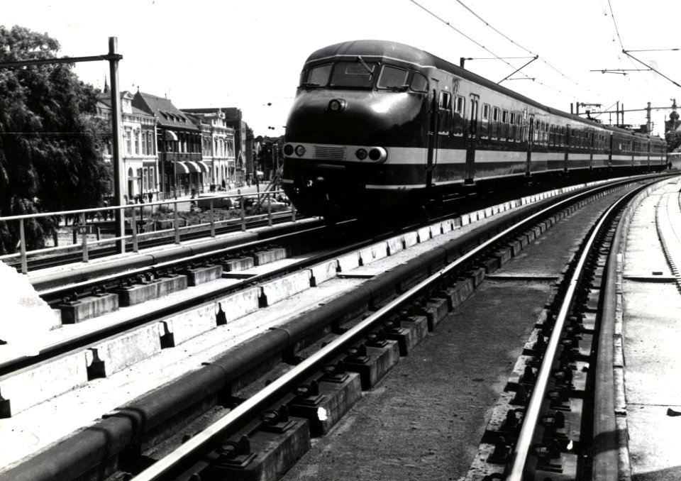 HUA-169115-Afbeelding van een electrisch treinstel mat. 1964 (plan T) van de N.S. op het viaduct van het hoogspoor door Delft