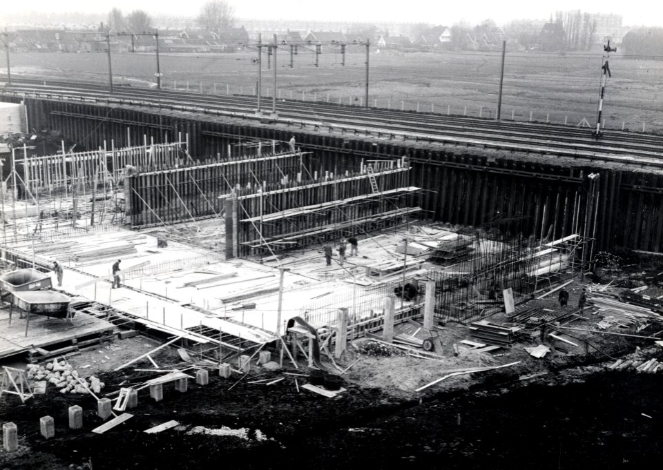 HUA-169144-Gezicht op de in aanbouw zijnde Spinozaweg en het nieuwe NS station Rotterdam Lombardijen te Rotterdam
