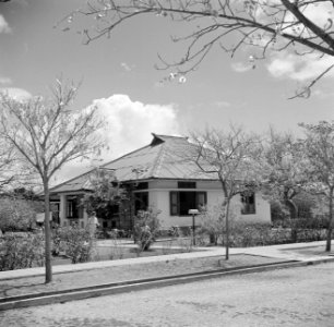 Huis in de wijk Rio Canario bij de olieraffinaderij van de CPIM op de Isla op Cu, Bestanddeelnr 252-7757