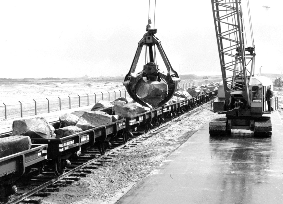 HUA-171035-Afbeelding van het vervoer van stenen per spoor ten behoeve van de aanleg van de Europoorthaven bij Rotterdam