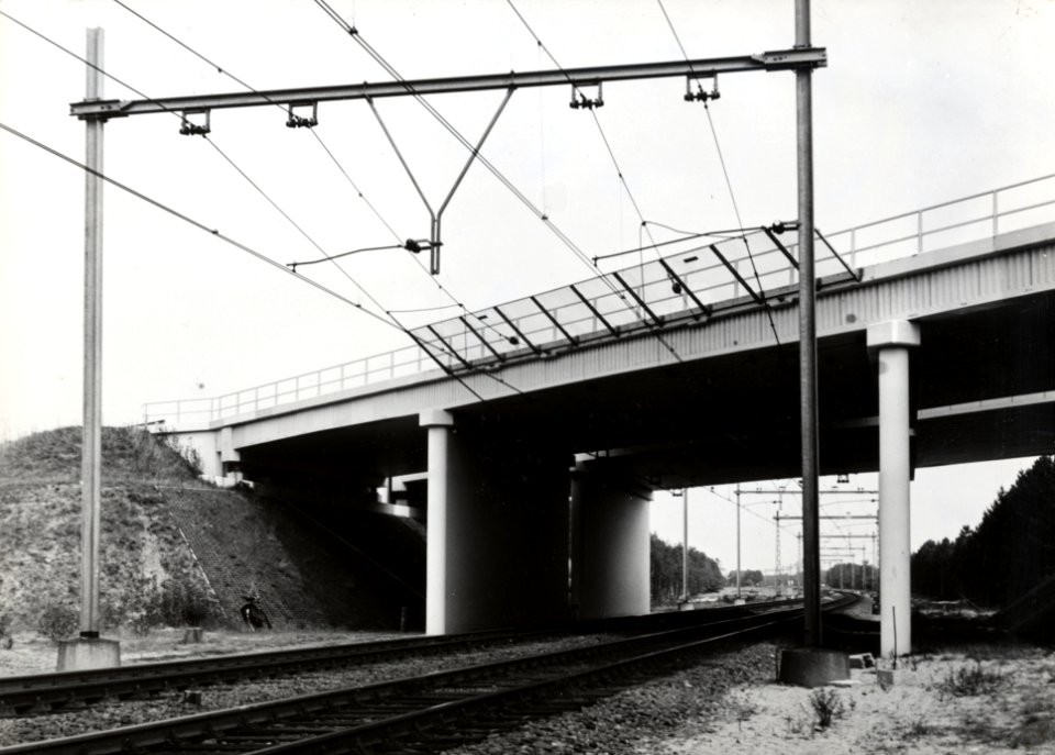HUA-169131-Gezicht op het viaduct in de Rijksweg 28 over de spoorlijn Amersfoort-Zwolle nabij Nunspeet
