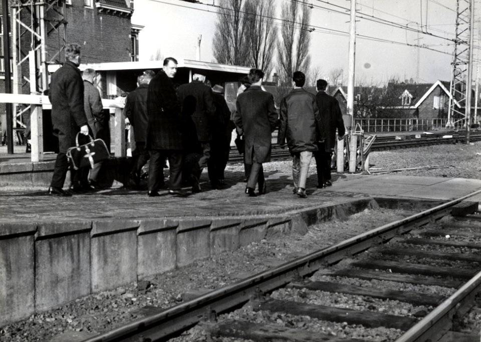 HUA-169221-Afbeelding van bezoekers van de Jaarbeurs te Utrecht die via een tijdelijke uitgang aan de westzijde het station via het dienstoverpad verlaten