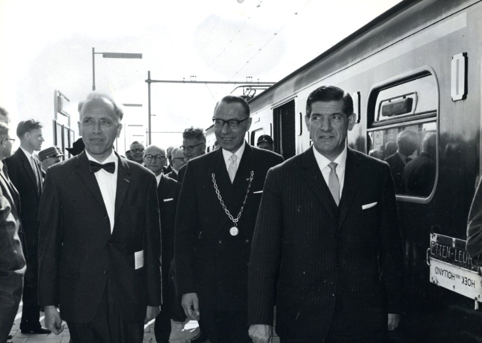 HUA-171139-Afbeelding van (v.l.n.r.) commissaris van de Koningin in de provincie Noord-Brabant mr. dr. C.N.M. Kortmann, burgemeester A.J.A. Oderkerk van Etten-Leur en districtschef mr. J.P.A. van Ballegoyen de J