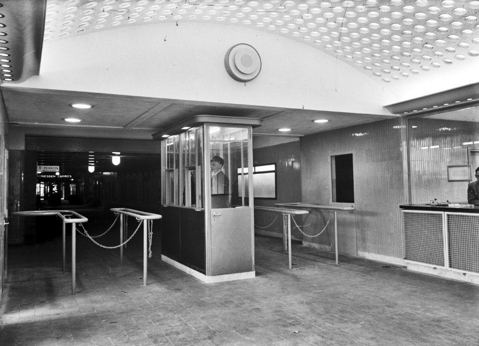 HUA-169211-Interieur van het N.S.-station Haarlem te Haarlem- toegang tot de perrontunnel (zijde Kennemerplein), met in- en uitgangscontrole