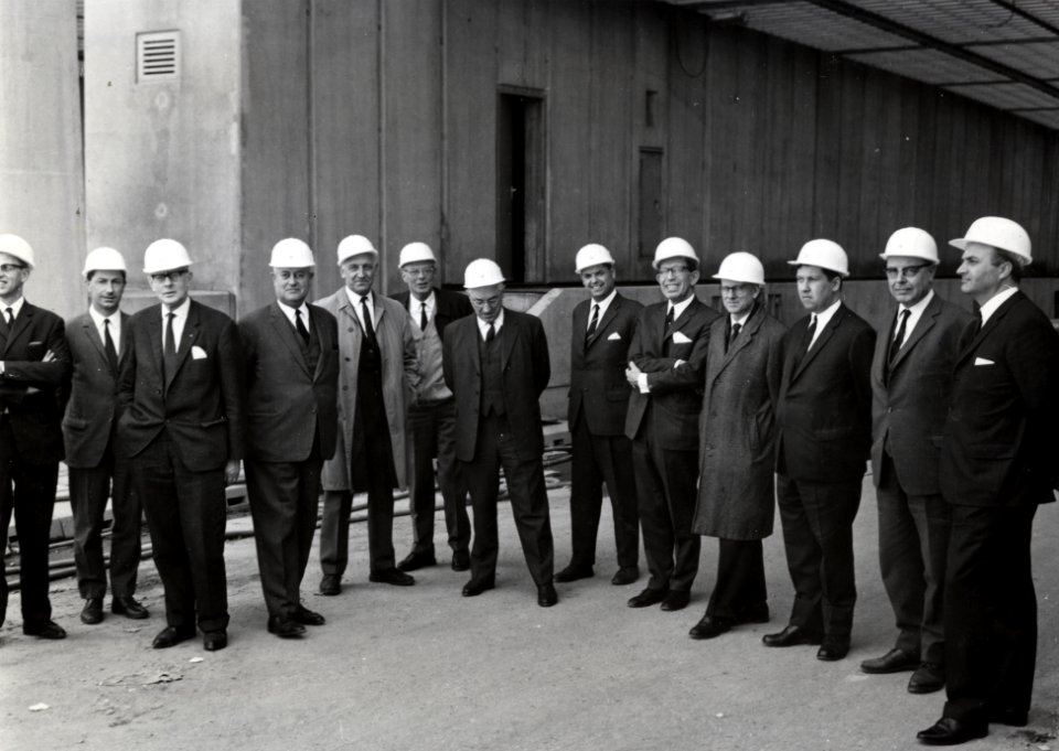 HUA-169109-Groepsportret van de leden van de directie van de N.S. tijdens een bezoek aan de in aanbouw zijnde IJ-tunnel te Amsterdam