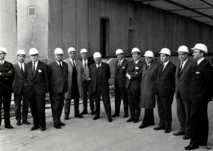 HUA-169109-Groepsportret van de leden van de directie van de N.S. tijdens een bezoek aan de in aanbouw zijnde IJ-tunnel te Amsterdam