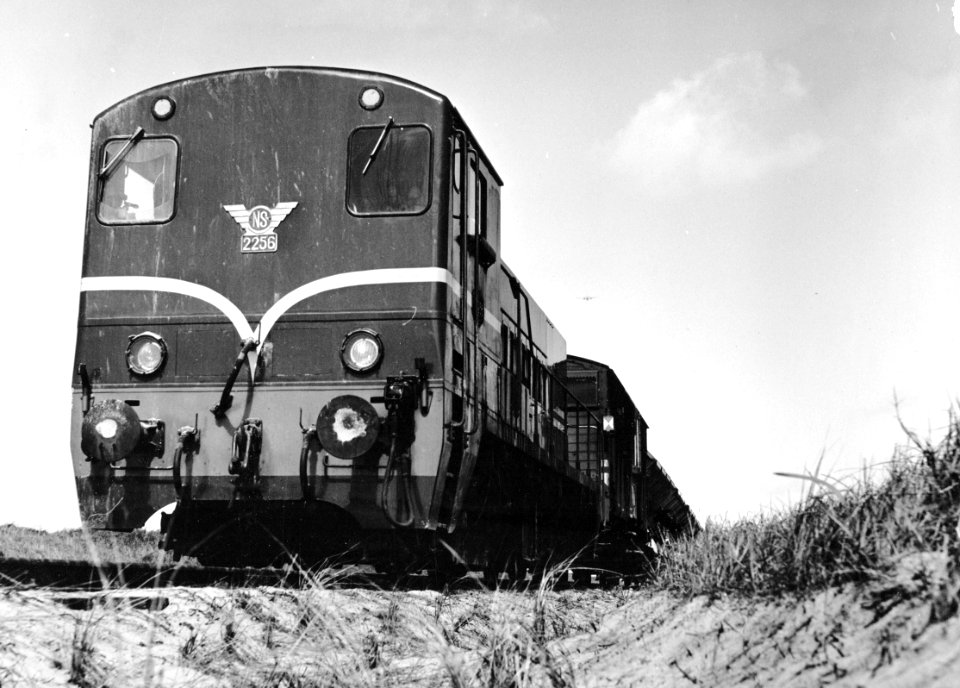 HUA-171020-Afbeelding van de diesel electrische locomotief nr 2256 serie 2200 2300 van de NS met een zandtrein teTer Heijde ten behoeve van de versterking van de