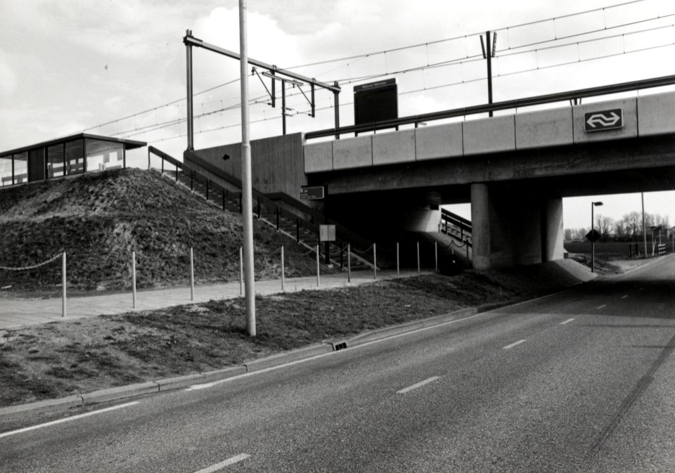 HUA-169134-Gezicht op het spoorviaduct over de Venneperweg te Nieuw Vennep met links de opgang naar één van de perrons van het NS station Nieuw Vennep