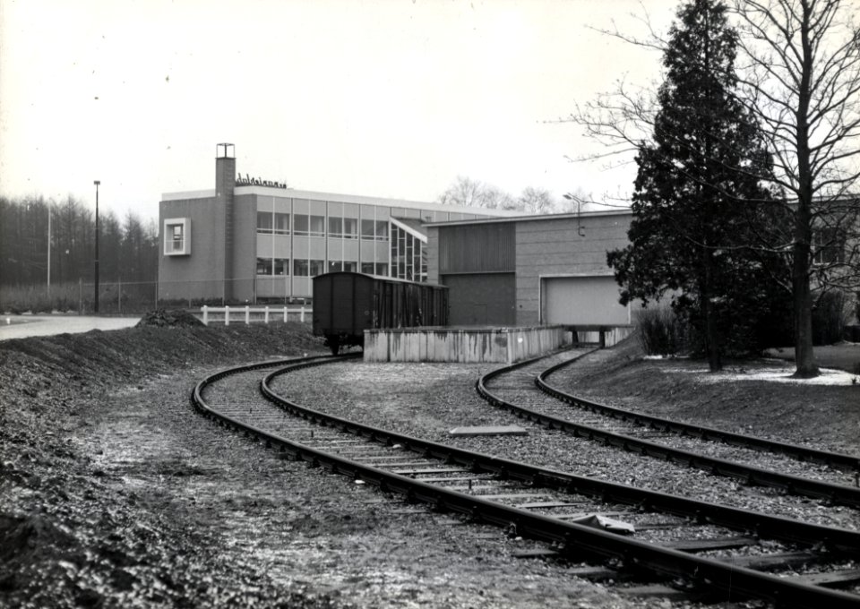 HUA-169101-Gezicht op de spooraansluiting van de papierfabriek De Hoop te Eerbeek