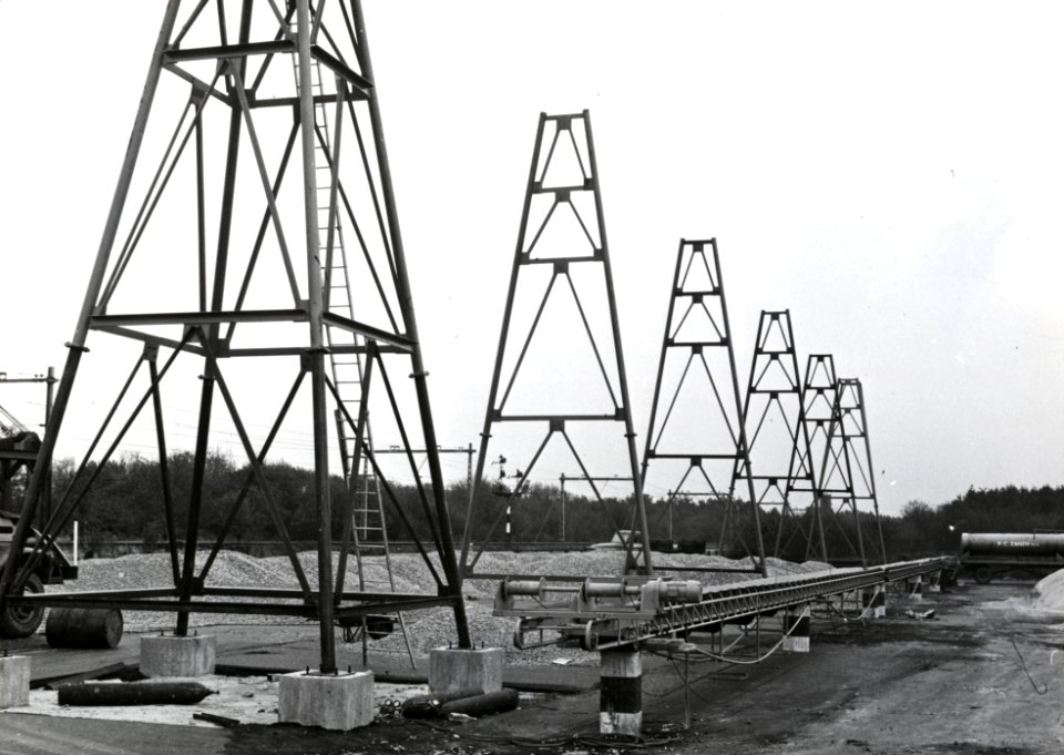 HUA-169090-Afbeelding van de aanleg van een tijdelijke bouwplaats voor het aannemersbedrijf Fa. P.C. Zanen N.V. ten behoeve van de aanleg van Rijksweg 1 langs de spoorlijn te Stroe