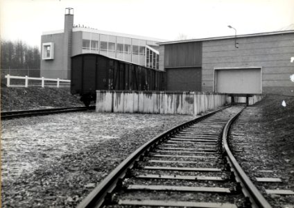 HUA-169100-Gezicht op de spooraansluiting van de papierfabriek De Hoop te Eerbeek