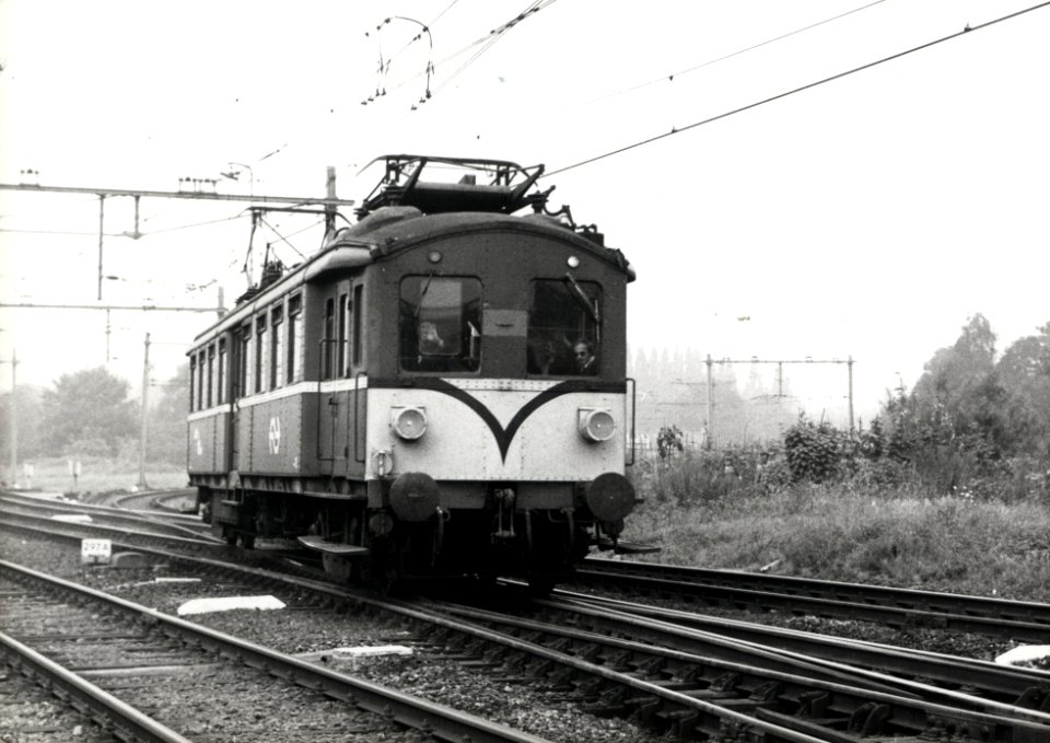 HUA-169046-Afbeelding van een motordienstwagen mDW mat 1924 Blokkendozen van de NS bij Lunetten aansluiting te Utrecht