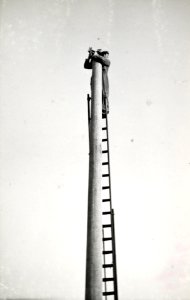 HUA-168860-Afbeelding van het plaatsen van betonnen bovenleidingsmasten ten behoeve van de electrificatie van de spoorlijn Breda Tilburg