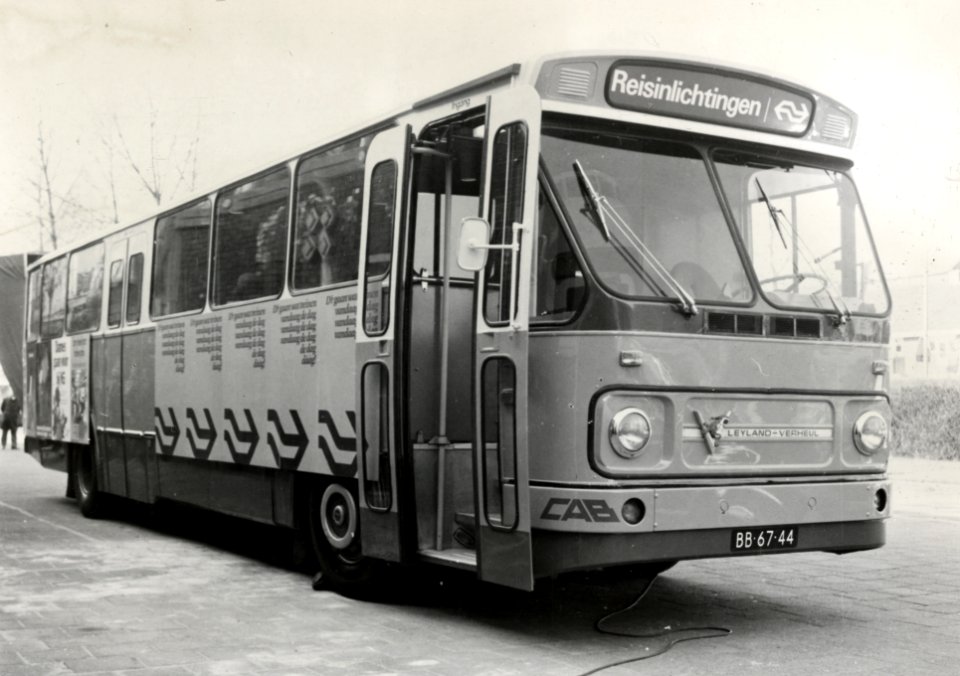 HUA-168856-Afbeelding van de Reisinlichtingen-autobus ("Showbus") van de N.S. te Utrecht